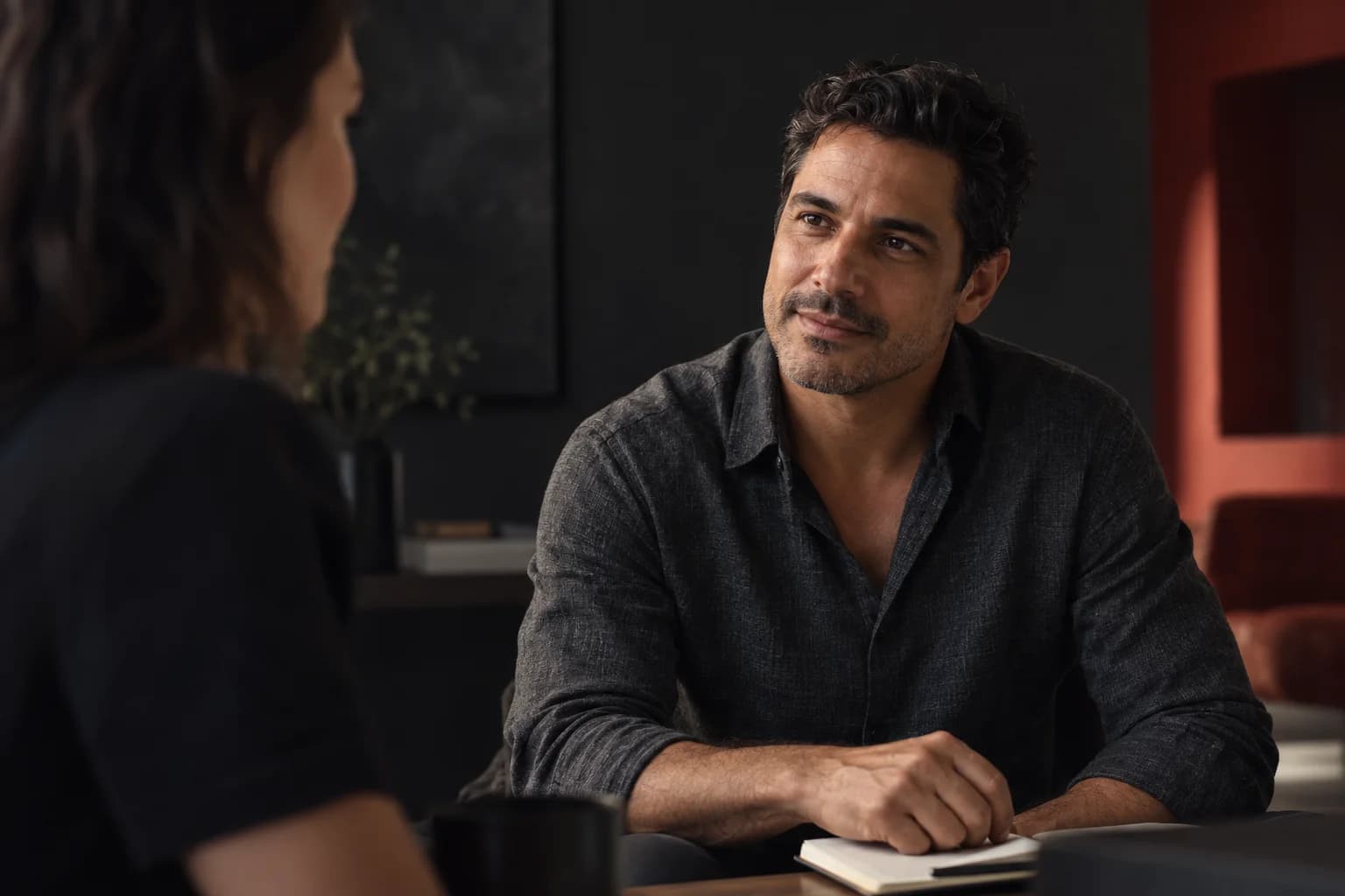 Um homem escuta com atenção durante uma conversa.