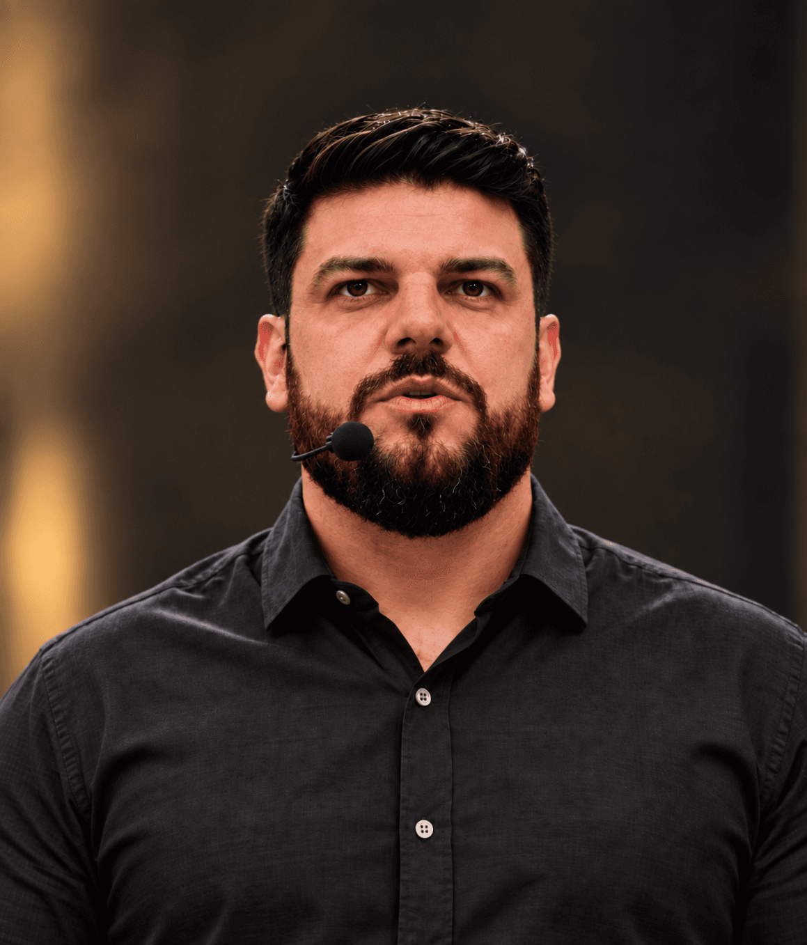 Tiago Bravo, fundador da Bravo, com microfone de apresentação